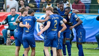 Die Spieler der SV Hemelingen freuen sich und umarmen sich