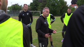 Markus Werle gibt im Training ein Kommando. Die Spieler hören zu.