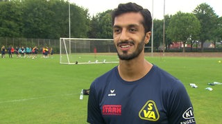 Mustafa Azadzoy im Interview auf dem Trainingsplatz..