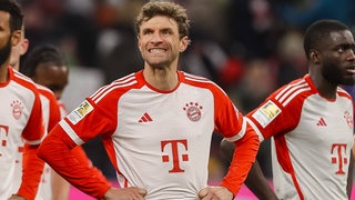 Bayern-Spieler Thomas Müller zieht nach der Niederlage gegen Werder Bremen eine Grimasse und stützt die Hände in die Hüfte.