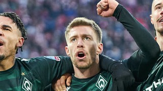 Werder-Torschütze Mitchell Weiser reckt jubelnd den Arm hoch nach seinem Treffer gegen Bayern München.