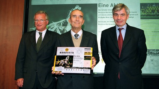 Präsident Dr. Gerd Niebaum, Vizepräsident Ernst G. Breer und Manager Michael Meier bei der Vorstellung der BVB-Aktie im Jahr 2000.