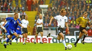 Mario Basler 1997 im Weser-Stadion im Dribbling gegen die Ukraine.