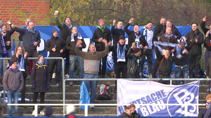 Zu sehen sind jubelnde Fans des Bremer SV.