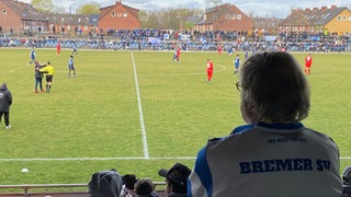 Blick von der Tribüne auf das Pokal-Spiel zwischen dem Bremer SV und dem FC Oberneuland.