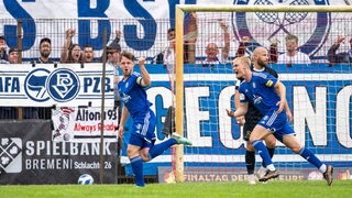 Ein Spieler des Bremer SV bejubelt einen Treffer gegen die SV Hemelingen.