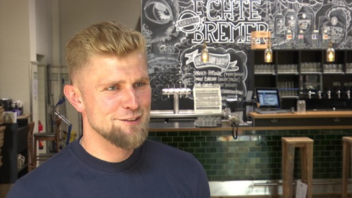 Der neue Trainer des Bremer SV Sebastian Kmiec lächelt während eines Interviews in der Union Brauerei.