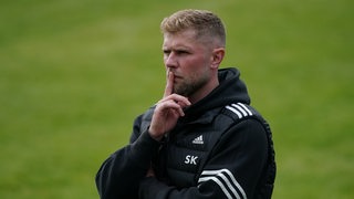 BSV-Trainer Sebastian Kmiec hält sich den Zeigefinger vor den Mund