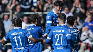 Die Spieler des Bremer SV feiern einen Treffer.