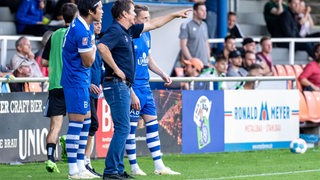 Trainer Torsten Gütschow gibt beim Bremer SV Anweisungen.