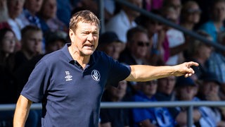Torsten Gütschow gestikuliert am Spielfeldrand.