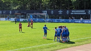 Spieler des Bremer SV jubeln.