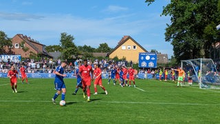 Spieler des Bremer SV im Angriff gegen Kilia Kiel. 