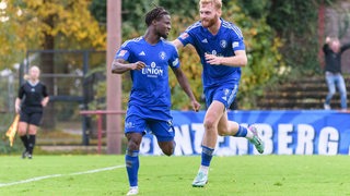 Mamadou Ibrahima Diop und Fritz Kleiner bejubeln ein Tor des Bremer SV.