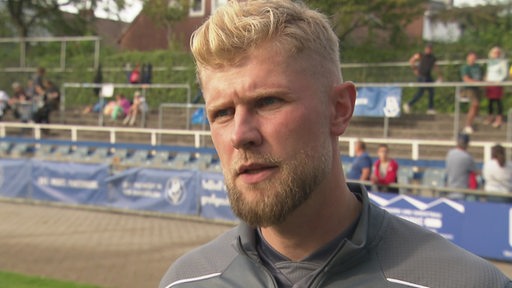 Fußball-Trainer Sebastian Kmiec vom Bremer SV im Interview nach dem Heimspiel gegen Norderstedt.