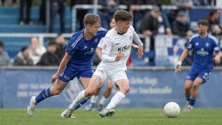 Meppens Jonathan Wensing im Zweikampf mit zwei Spielern des Bremer SV.