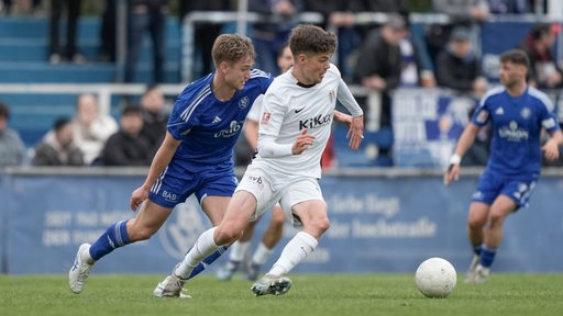 Meppens Jonathan Wensing im Zweikampf mit zwei Spielern des Bremer SV.