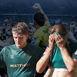 Enttäuschte Gesichter von Jens Stage und Niklas Stark, im Hintergrund zeigt ein Bild Jubel über den Aufstieg des HSV in die 1. Bundesliga.