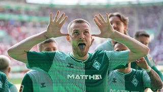 Werder-Stürmer Marvin Ducksch zieht nach dem Treffer seine typische Grimasse, streckt dabei die Zunge heraus.