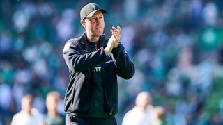 Werder-Trainer Ole Werner applaudiert nach dem Spiel gegen Leipzig den Bremer Fans im Weser-Stadion.
