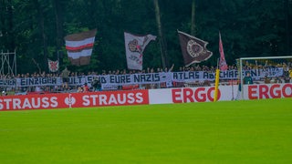 Auf einem Banner der St. Pauli-Fans steht: "Euer einziger 'Kult' sind eure Nazis - Atlas abschaffen!"