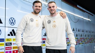 Die Nationalspieler und ehemaligen Werder-Teamkollegen Niclas Füllkrug und Marvin Ducksch posieren Arm in Arm für ein Foto.