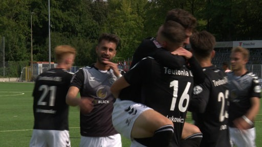 Spieler vom Fußballverein Teutonia Ottensen jubeln über ein Tor. 