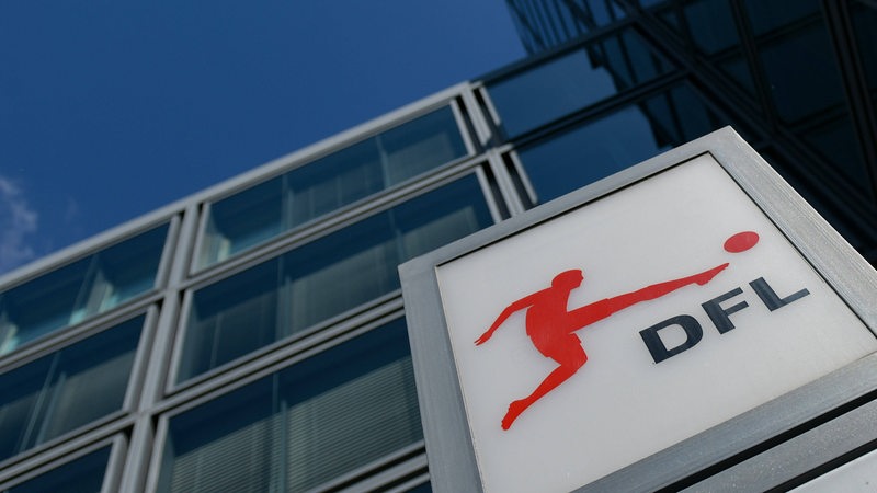 Blick aus der Froschperspektive auf die DFL-Geschäftsstelle in Frankfurt mit dem Logo über der Tür.