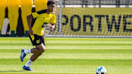 Jude Bellingham führt im Training von Borussia Dortmund den Ball.