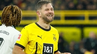 BVB-Profi Niclas Füllkrug grinst breit während des Fußball-Spiels gegen Borussis Mönchengladbach.