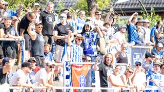 Fans des Bremer SV jubeln auf dem Panzenberg.