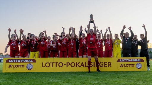 Die Spielerinnen des ATS Buntentor feiern den Gewinn des Bremen-Pokals-