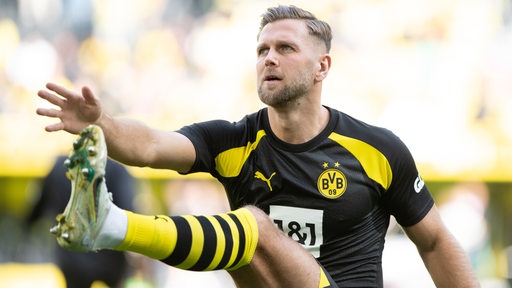 Stürmer Niclas Füllkrug wärmt sich im Spiel von Borussia Dortmund gegen Wolfsburg auf.