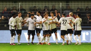 Das Team des Bremer SV bejubelt ein Tor von Nikky Goguadze. 