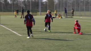 Kinder beim Fussballspielen.