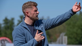 Sebastian Kmiec gestikuliert am Spielfeldrand.