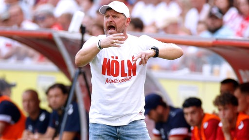 Kölns Fußball-Trainer Steffen Baumgart gestikuliert und schreit an der Seitenlinie.