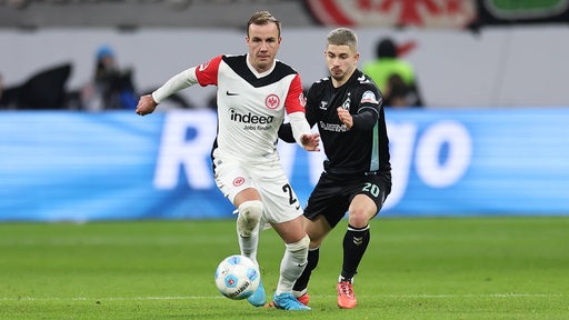Frankfurts Mario Götze führt den Ball. Werders Romano Schmid verfolgt hat.