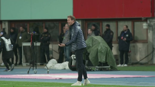 Der deutsche Fußballtrainer Julian Nagelsmann auf dem Spielfeld. 