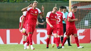 Bakary Lucas Grote Lambers bejubelt sein Tor gegen Nürnberg.