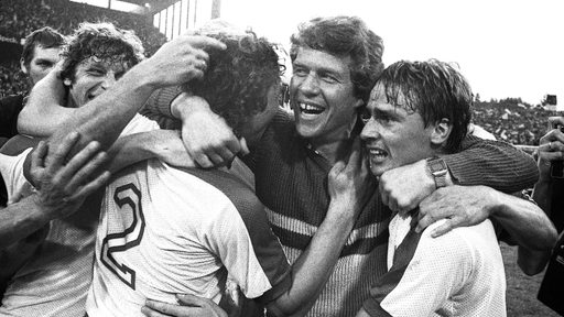 Otto Rehhagel feiert den DFB-Pokal-Sieg 1980. 