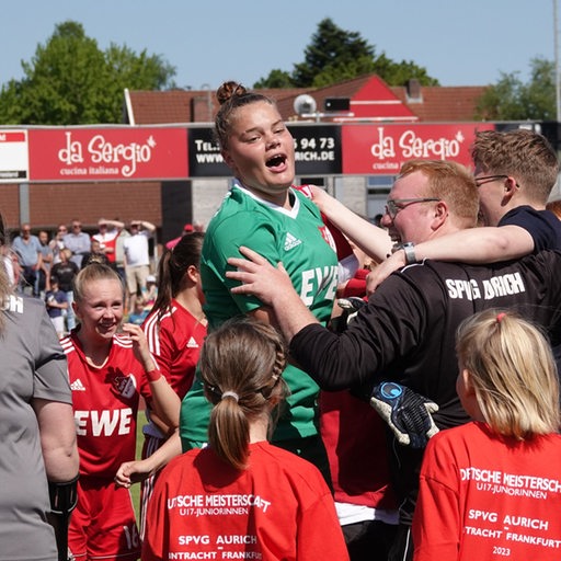 Paula Blum, Torhüterin der SpVg Aurich, bejubelt mit ihren Mitspielerinnen den Einzugs ins Endspiel der Deutschen Meisterschaft.