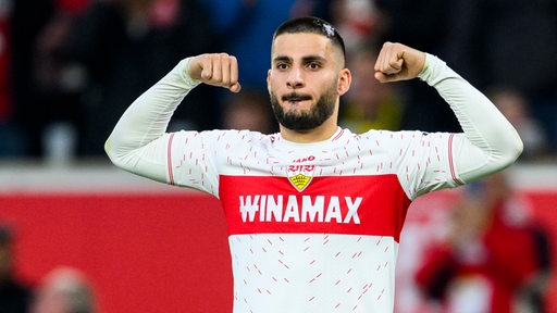 Stuttgarts Offensivspieler Deniz Undav lässt nach einem Treffer seine Muskeln spielen.