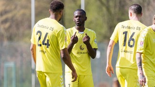 Spieler des Bremer SV diskutieren auf dem Platz.