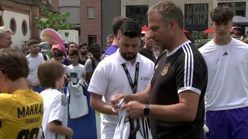 Der Trainer der deutschen Nationalmannschaft, Hansi Flick, verteilt Trikots in Frankfurt.