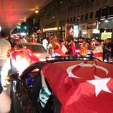 Türkische Fußballfans feiern mit einem Autokorso in Bremen den Sieg ihres Teams bei der EM.