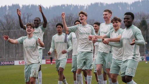 Die U19-Fußballer von Werder Bremen jubeln nach ihrem Sieg gegen Freiburg und den Einzug ins Pokalfinale.