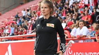 U19-Co-Trainerin Marie-Louise Eta von Union Berlin steht während eines Spiels an der Seitenlinie.
