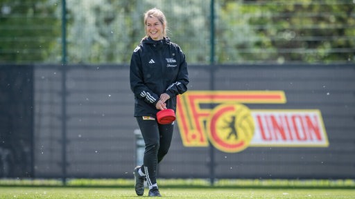 Trainerin Marie-Louise Eta läuft über den Trainingsplatz von Union Berlin.