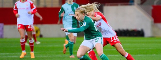 Die Werder-Spielerin Nina Lührßen setzt sich gegen eine Bayern-Gegenspielerin durch.